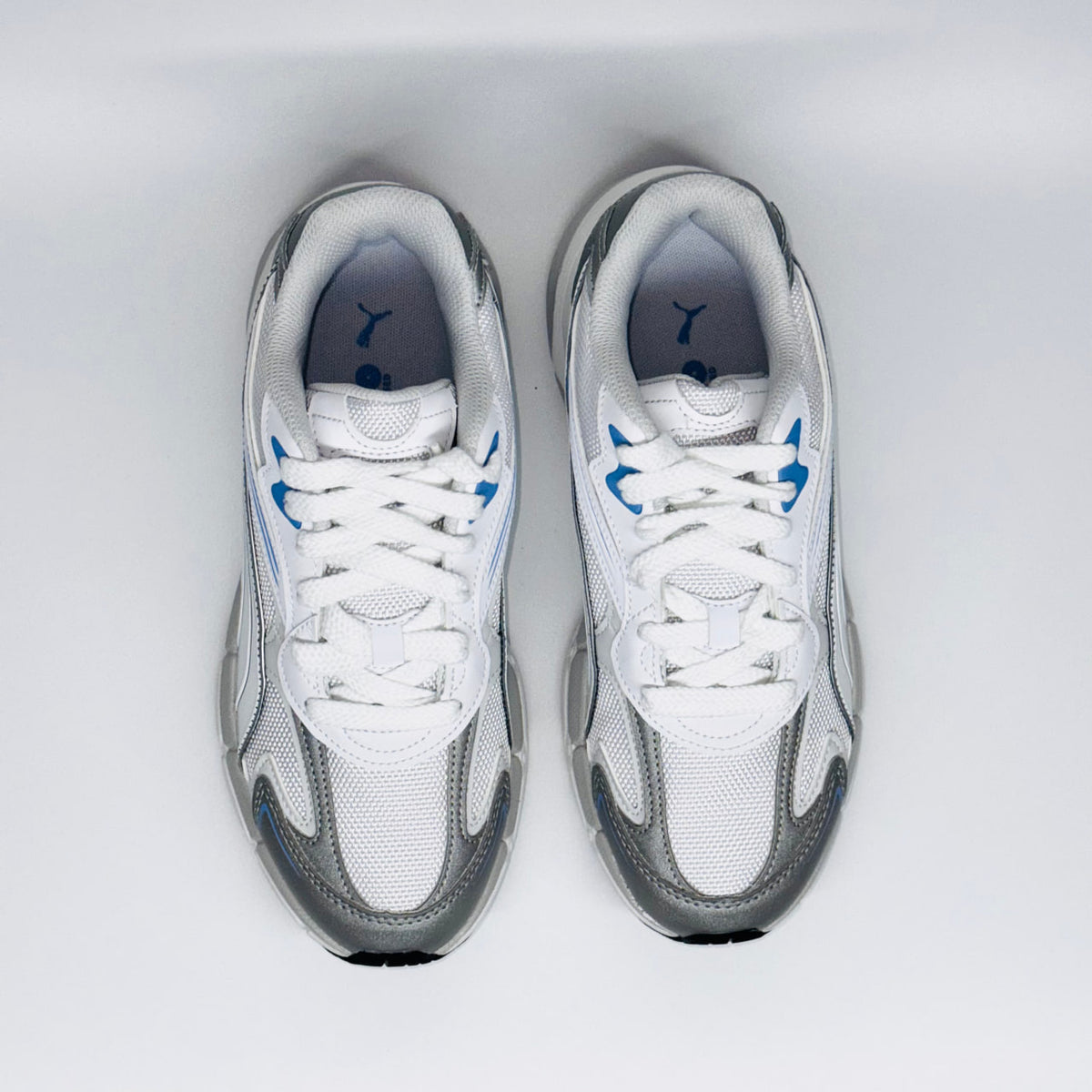 Чоловічі кросівки PUMA Teveris NITRO Noughties, вид зверху на дихаючу сітку та білі шнурки.