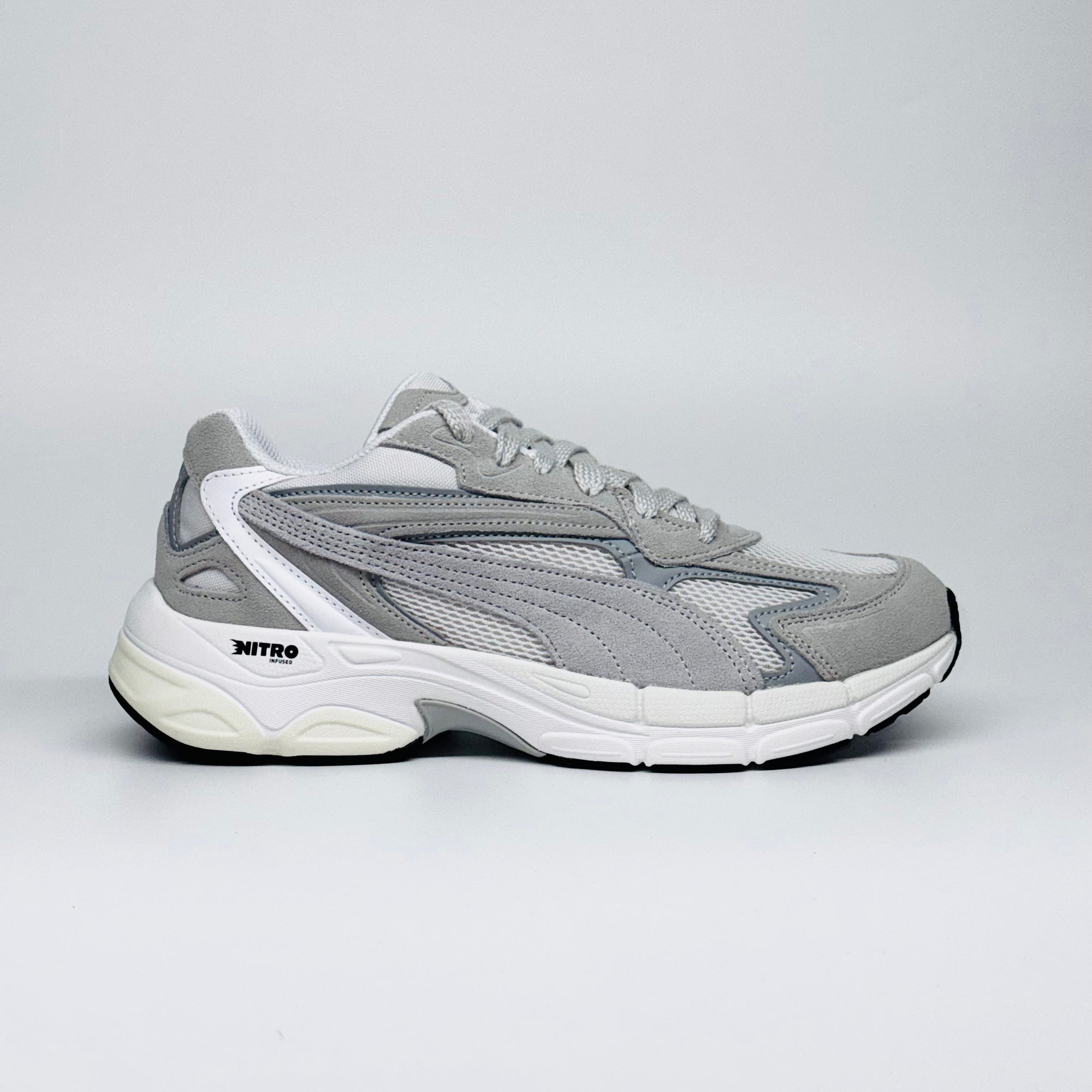 Чоловічі кросівки PUMA Teveris NITRO світло-сірого кольору, мінімалістичний дизайн вид збоку.