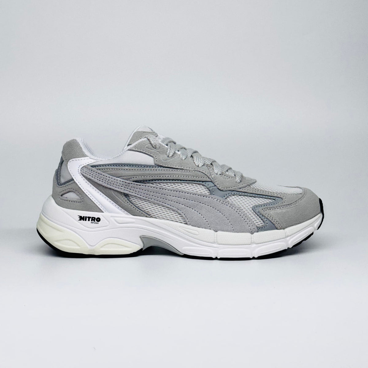 Чоловічі кросівки PUMA Teveris NITRO світло-сірого кольору, мінімалістичний дизайн вид збоку.