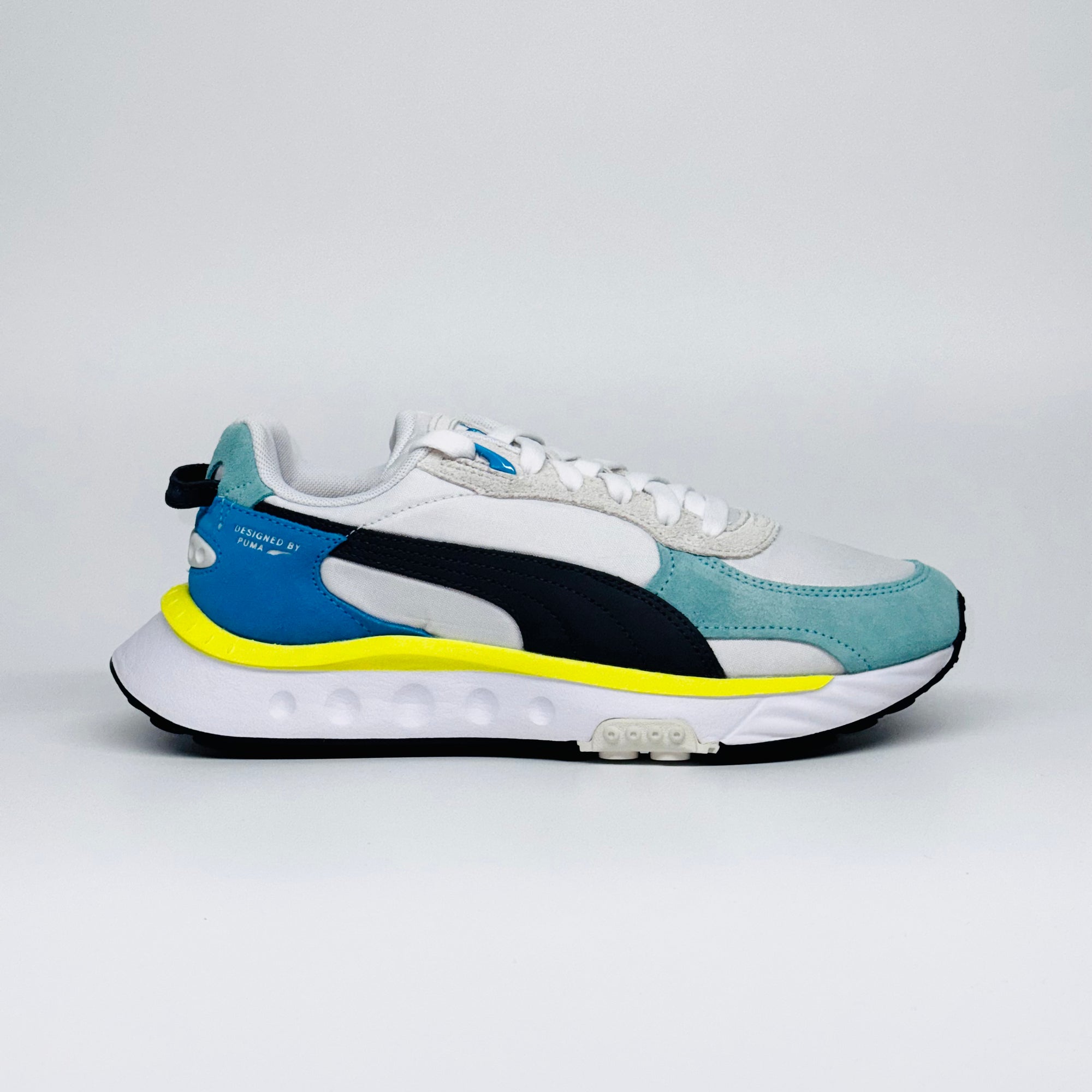 Чоловічі кросівки PUMA Wild Rider Rollin' біло-сіро-бірюзового кольору з жовтими акцентами, вид збоку.