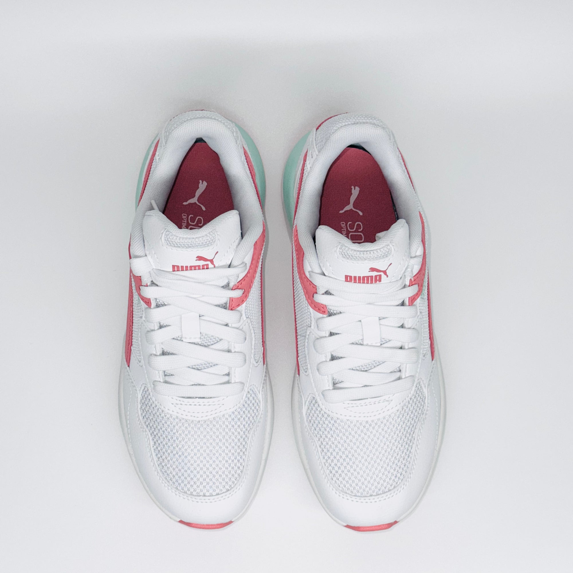 Жіночі кросівки Puma X-Ray Speed Lite Jr Loveable, вид зверху на дихаючу сітку та білі шнурки.