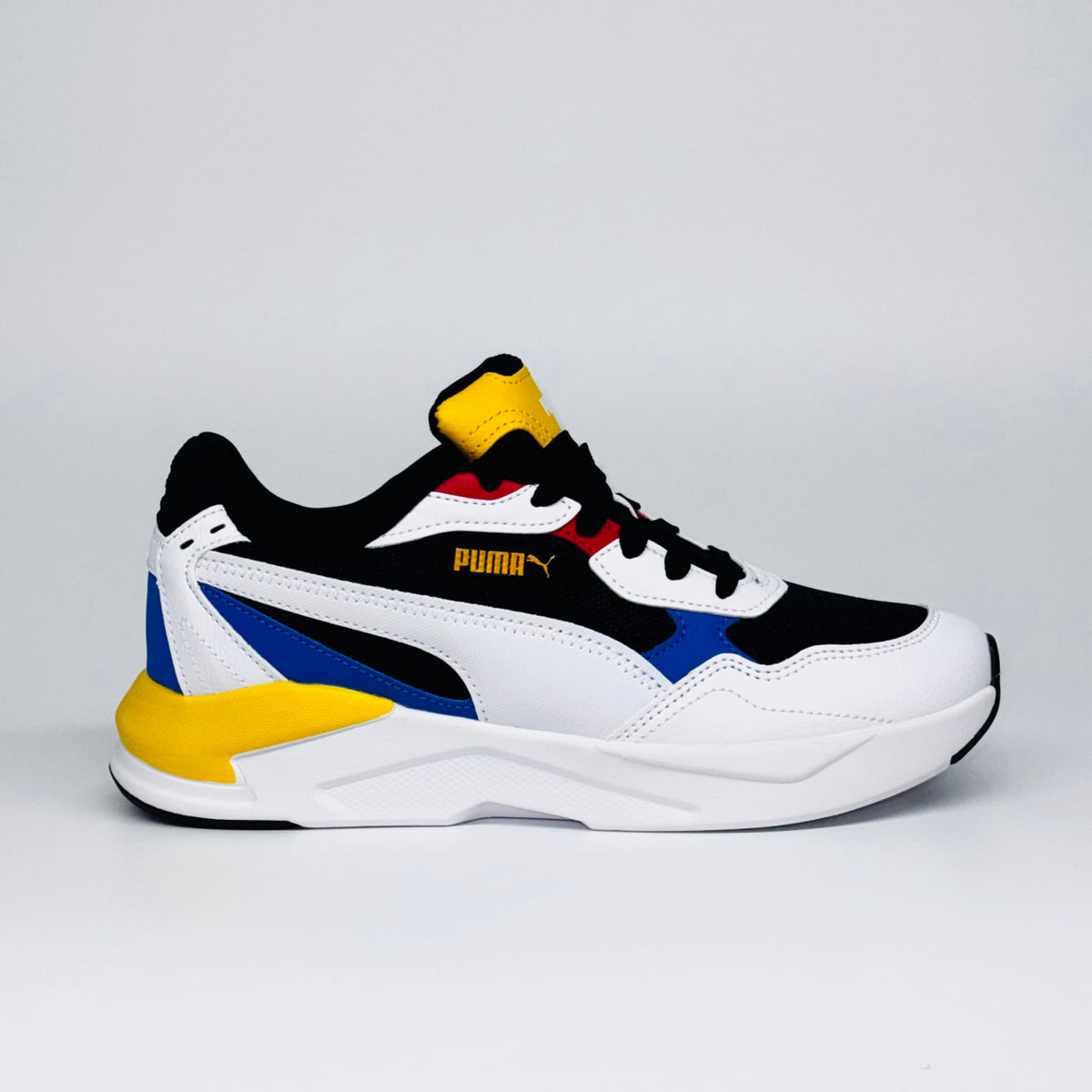 Чоловічі кросівки Puma X Ray Speed Lite білі, з контрасними жовтими, синіми і чорними елементами, європейський бренд.