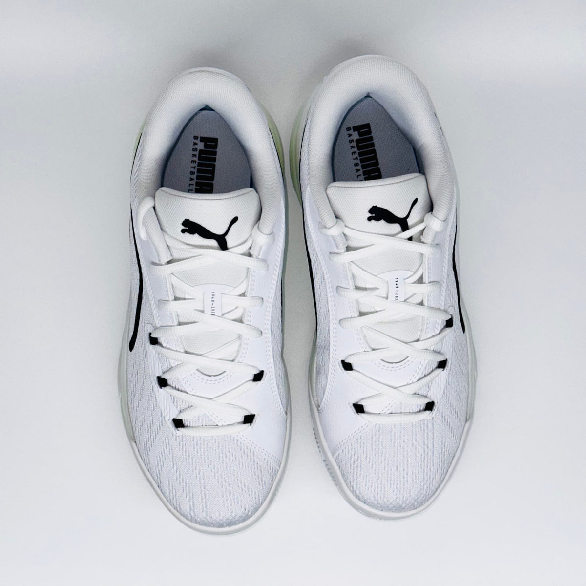 Чоловічі кросівки PUMA All-Pro Nitro White-Lime S, вид зверху на дихаючу сітку та білу шнурівку.