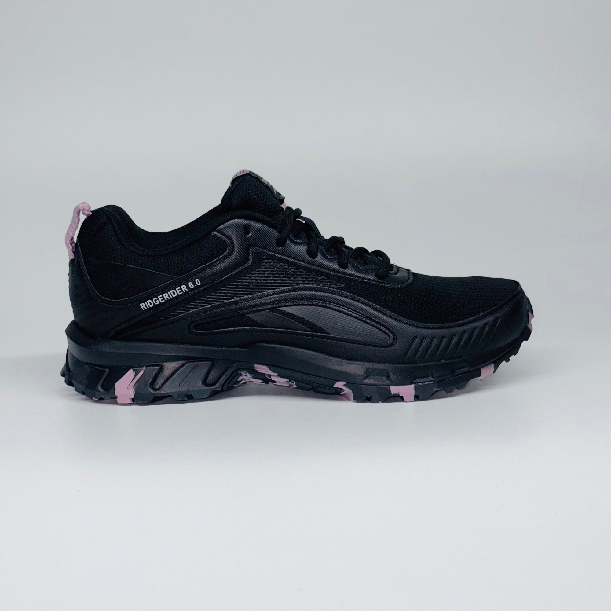 Жіночі кросівки Reebok Ridgerider 6.0 чорні з фіолетовими вставками, спортивне взуття вид збоку.