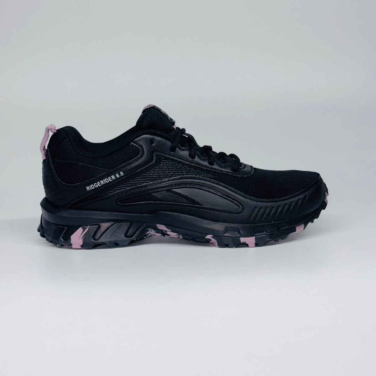 Жіночі кросівки Reebok Ridgerider 6.0 чорні з фіолетовими вставками, спортивне взуття вид збоку.
