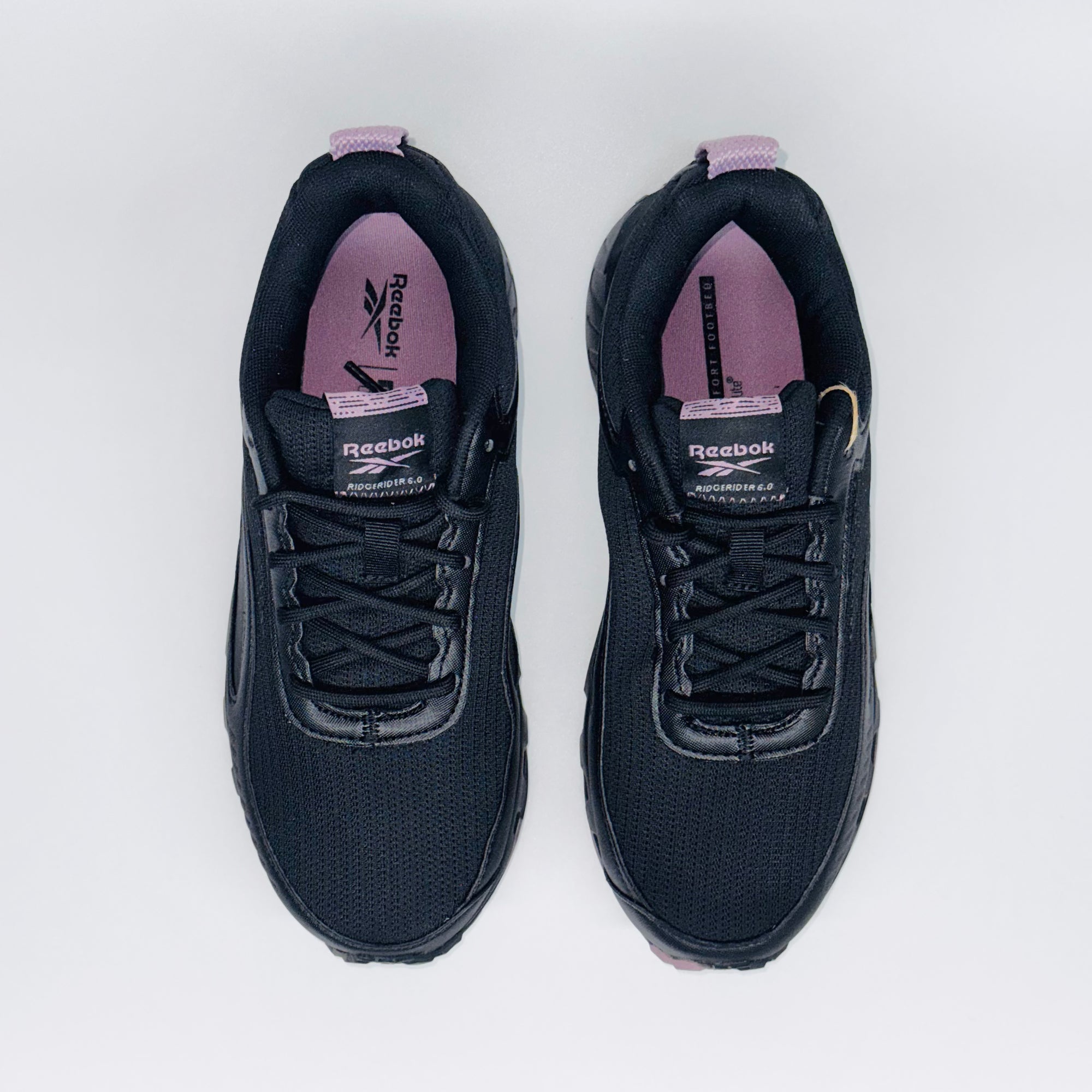 Жіночі кросівки Reebok Ridgerider 6.0, вид зверху на дихаючий сітчастий верх та м'який язичок.