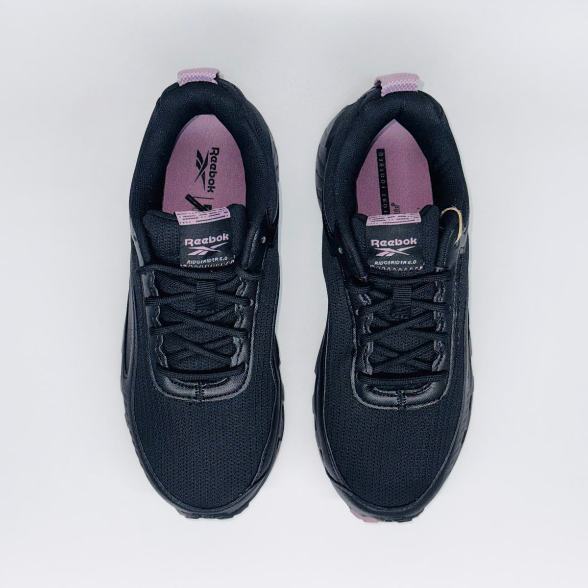 Жіночі кросівки Reebok Ridgerider 6.0, вид зверху на дихаючий сітчастий верх та м'який язичок.