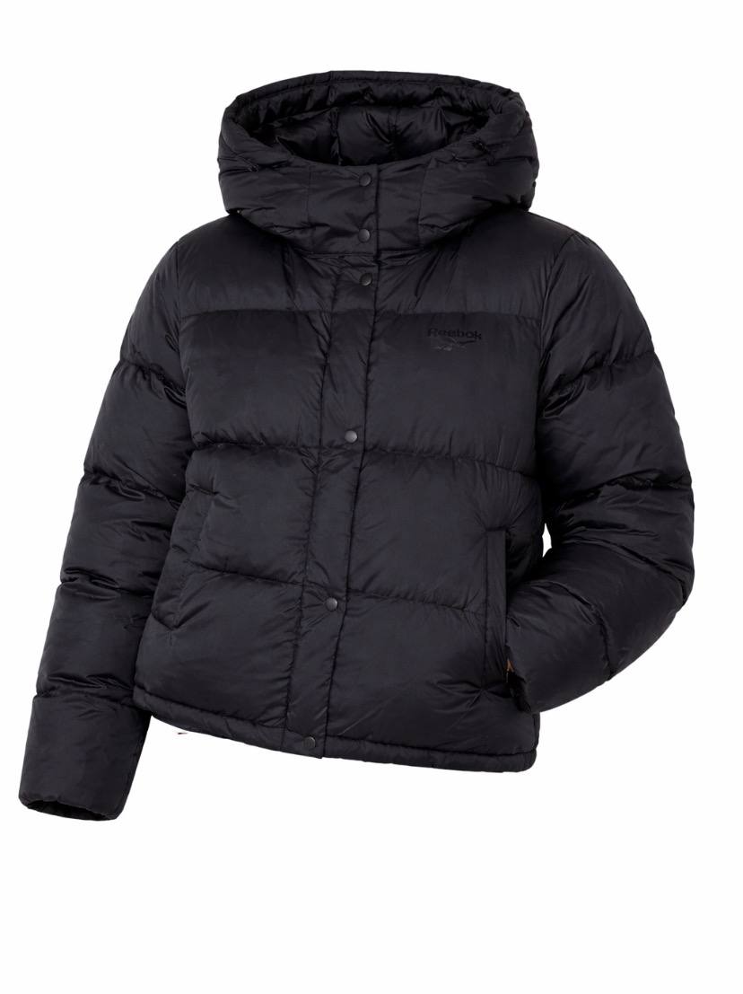 Коротка жіноча чорна пухова куртка Reebok Short Down Jacket з капюшоном, вигляд спереду - стильний зимовий одяг.