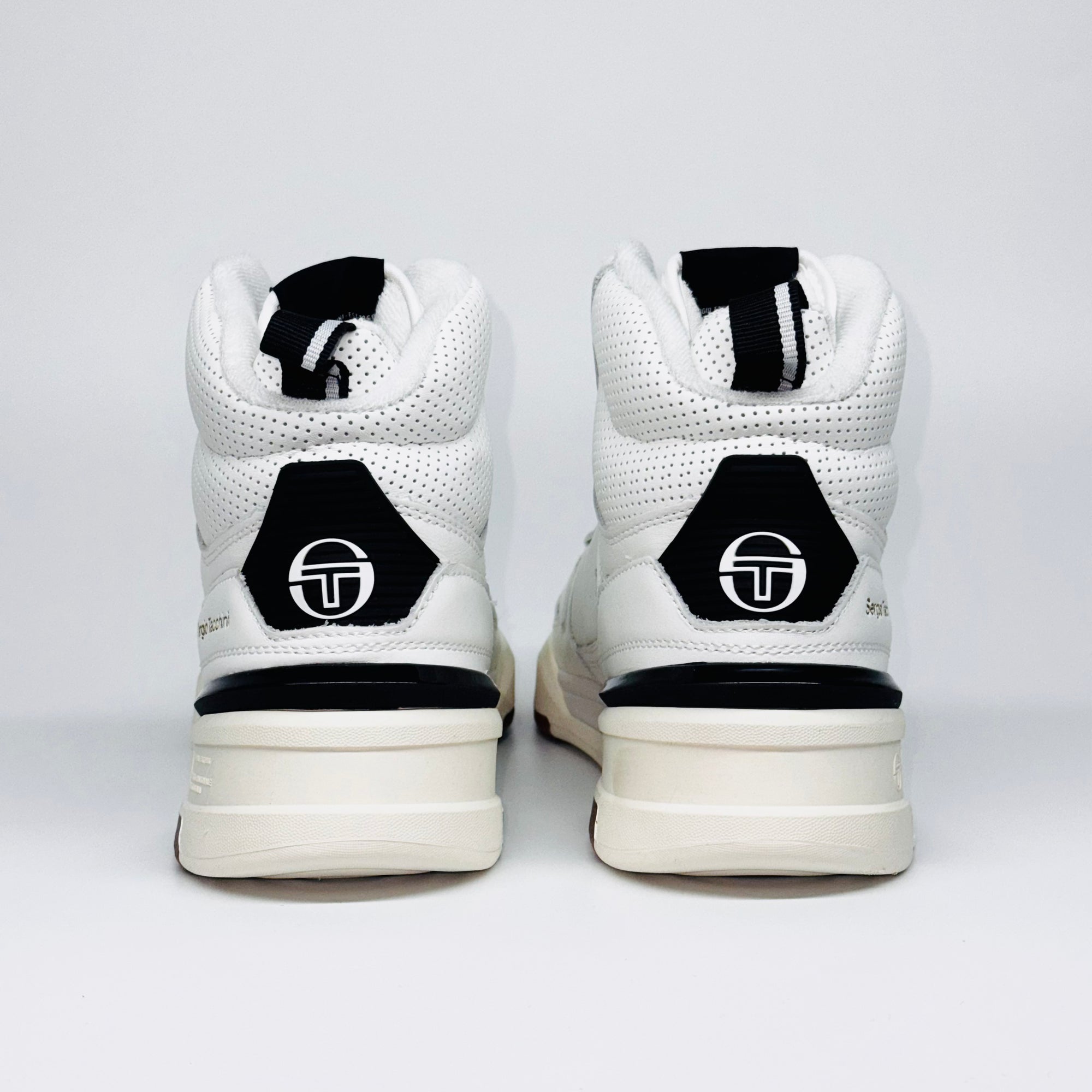 Чоловічі кросівки Sergio Tacchini BB Court Hi, вигляд ззаду на чорну глянцеву вставку та п'яту.