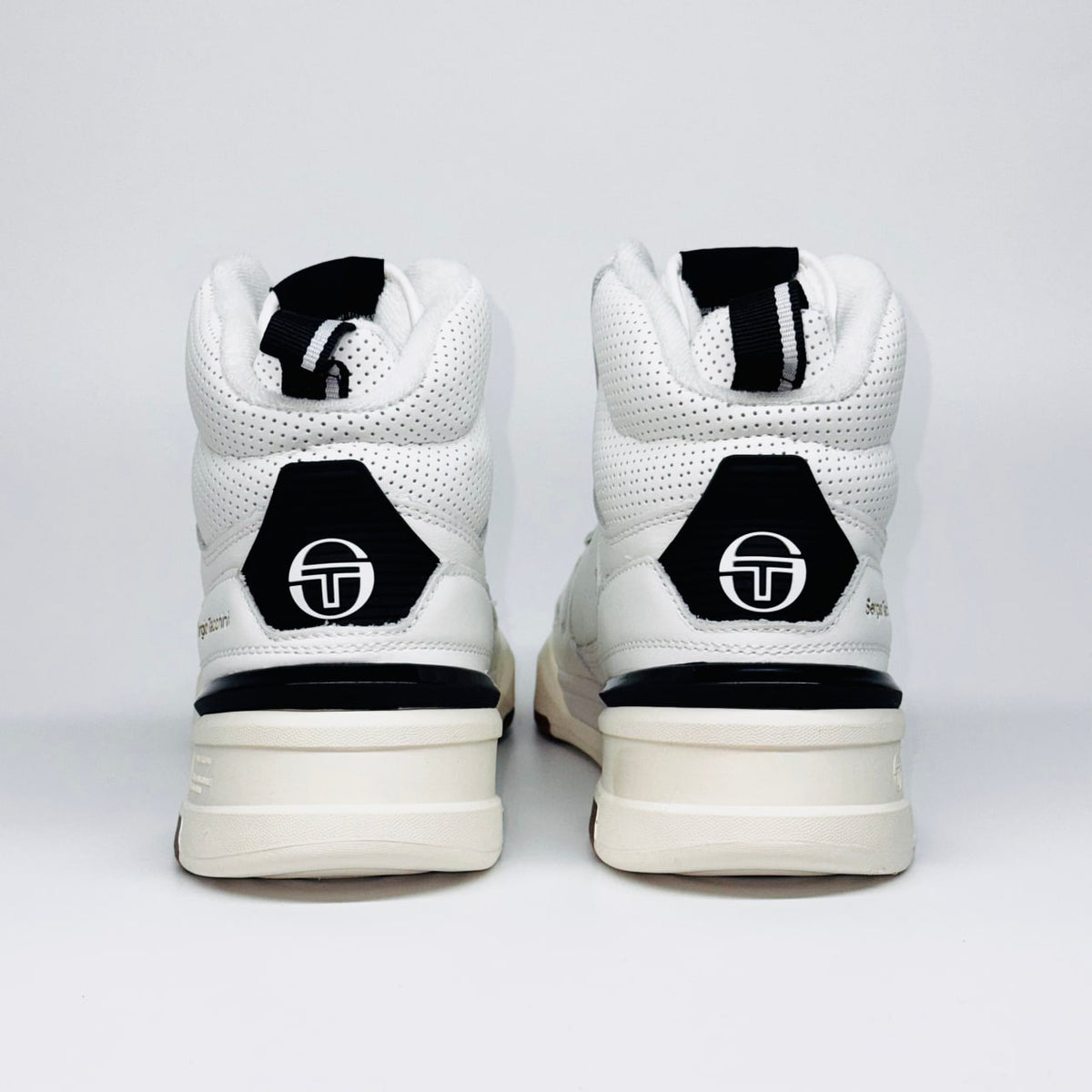 Чоловічі кросівки Sergio Tacchini BB Court Hi, вигляд ззаду на чорну глянцеву вставку та п'яту.