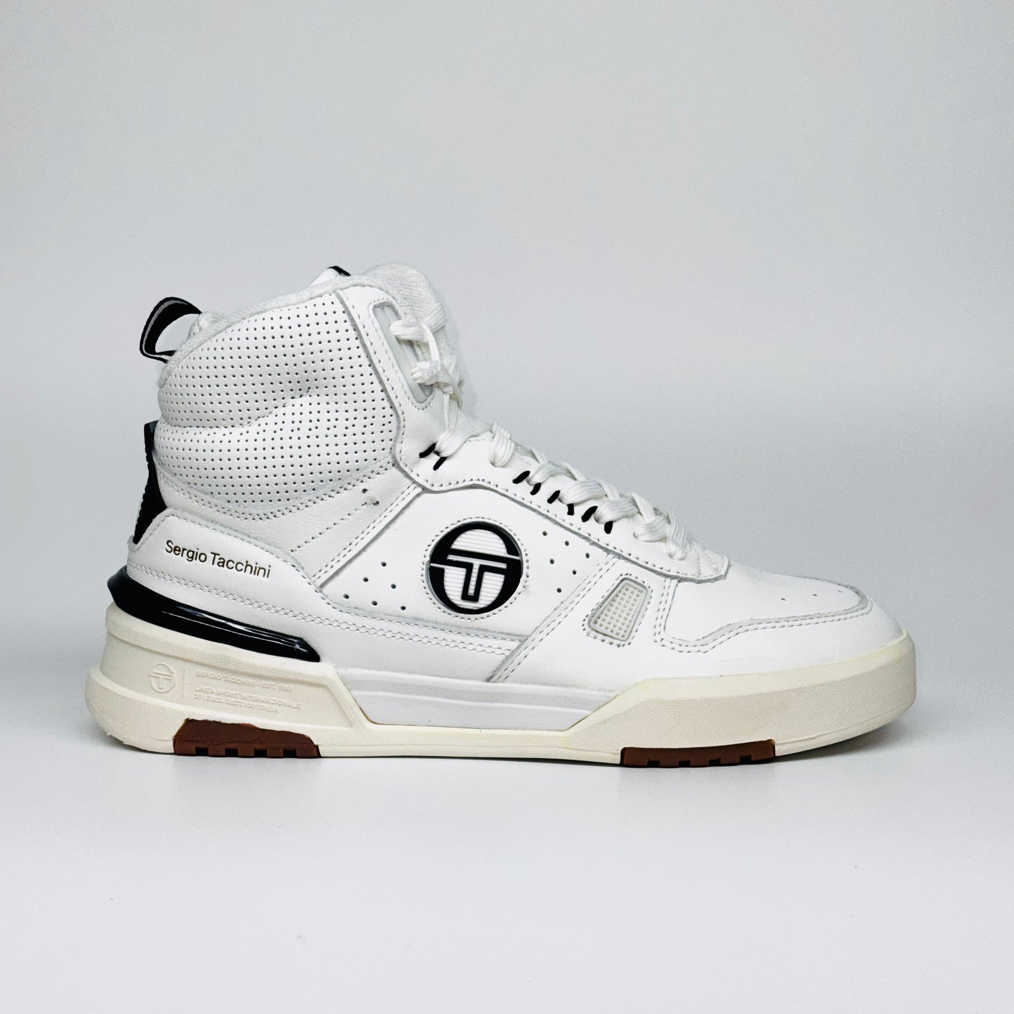 Чоловічі кросівки Sergio Tacchini BB Court Hi білого кольору з сірими акцентами, високий силует вид збоку.