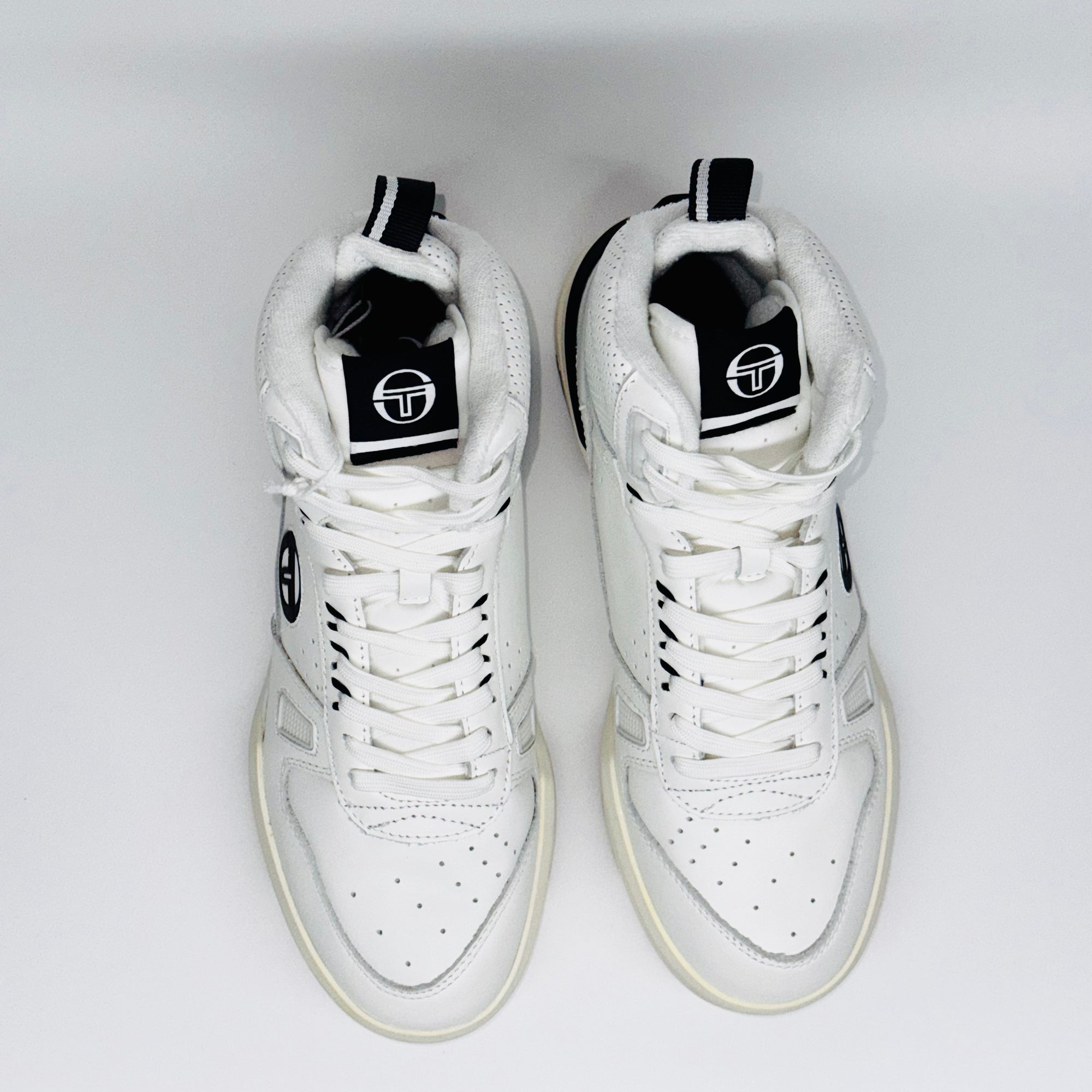 Чоловічі кросівки Sergio Tacchini BB Court Hi, вид зверху на білу шнурівку та щільний високий язичок.