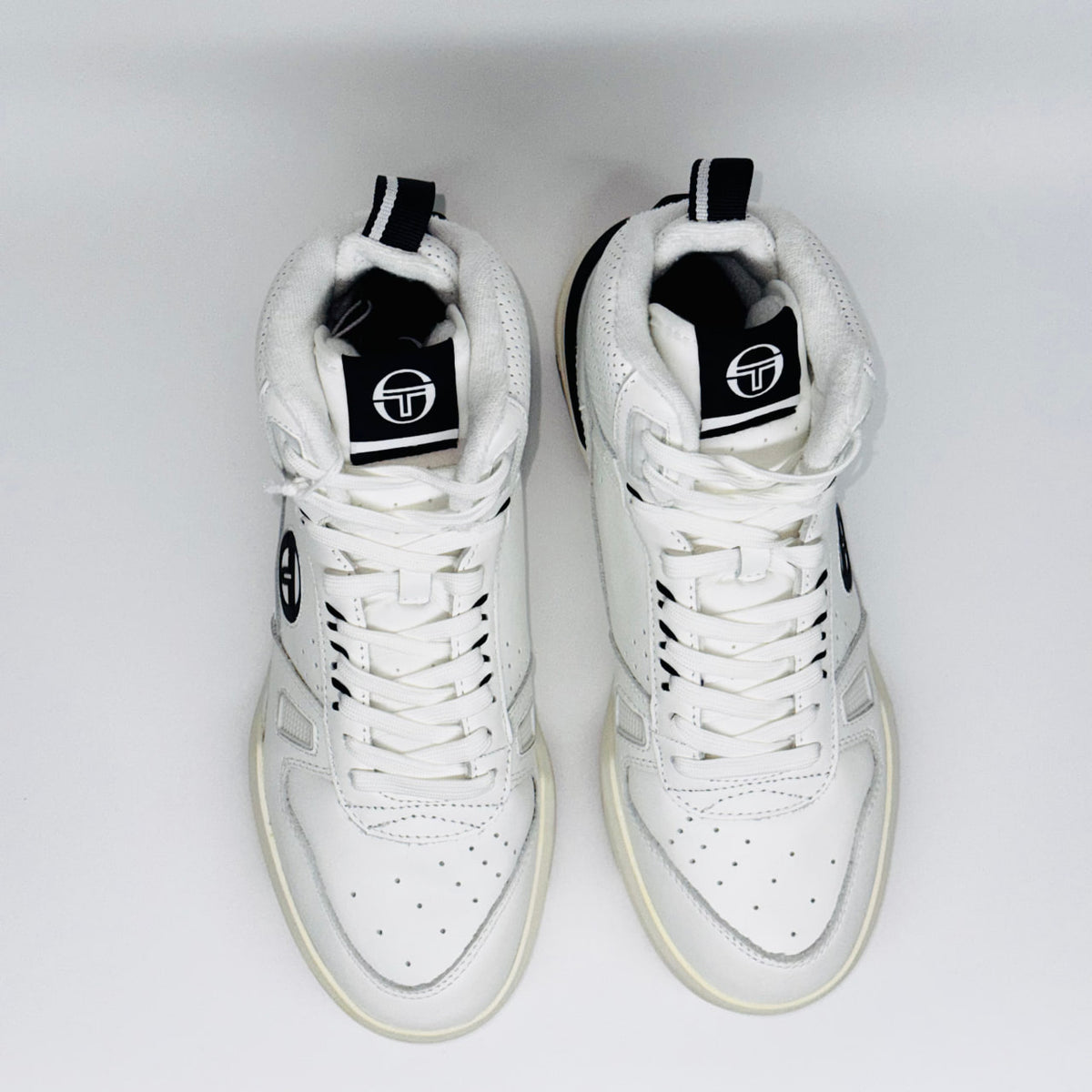 Чоловічі кросівки Sergio Tacchini BB Court Hi, вид зверху на білу шнурівку та щільний високий язичок.