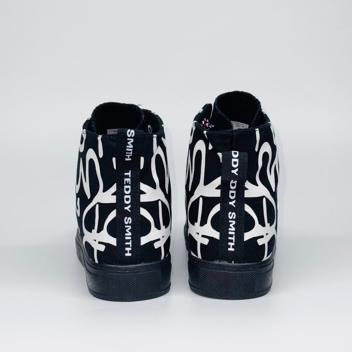 Чоловічі хайтопи Teddy Smith Men Ankle Boots Negro, вигляд ззаду на чорну текстильну п'яту з петелькою.