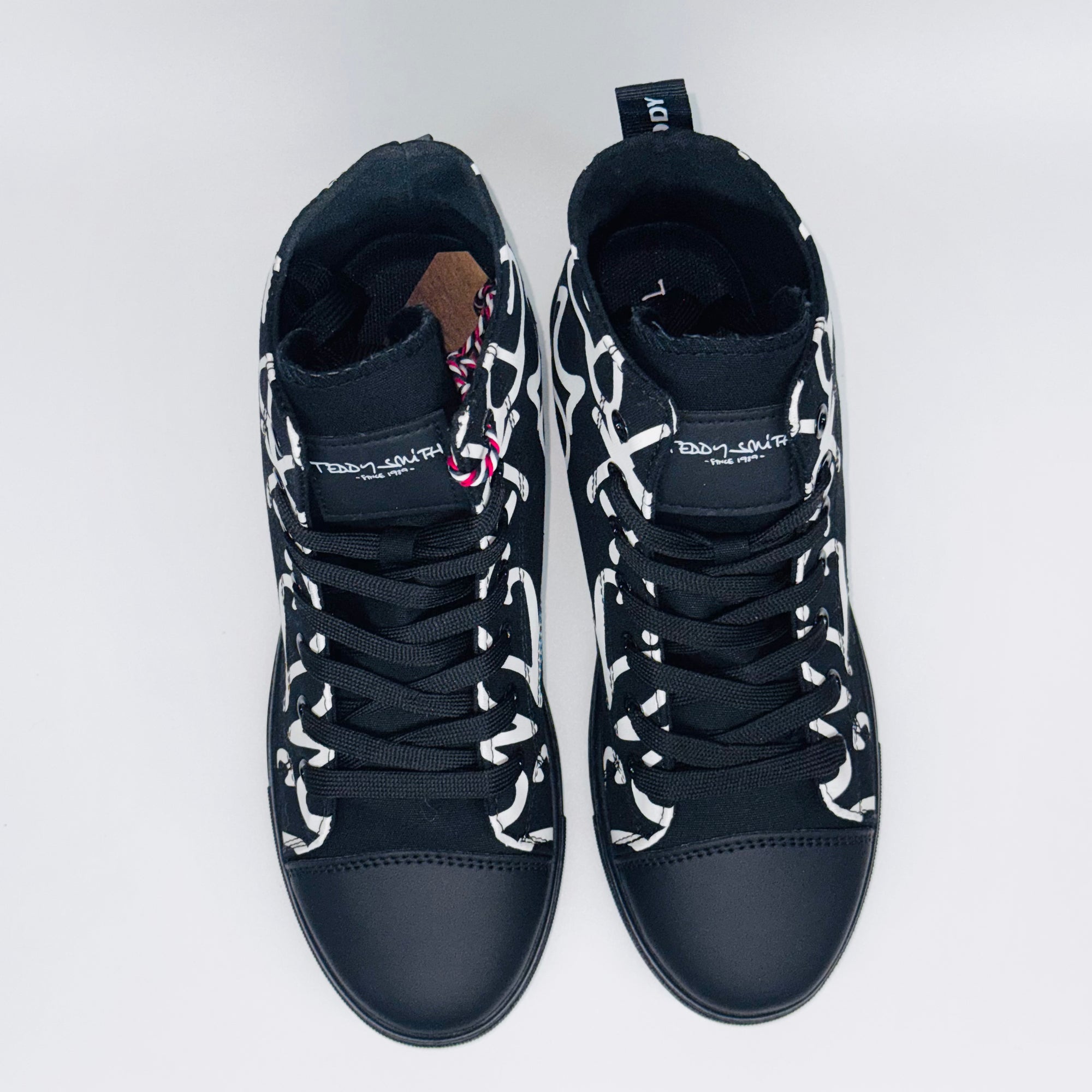 Чоловічі черевики Teddy Smith Men Ankle Boots Negro, вид зверху на чорну шнурівку та гумовий носок.