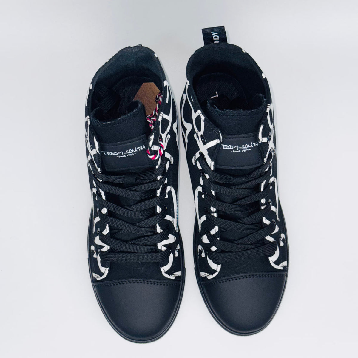 Чоловічі хайтопи Teddy Smith Men Ankle Boots Negro, вид зверху на чорну шнурівку та гумовий носок.